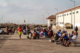 Accra;-Ghana;-Jamestown;-fishing-harbour;-fish-traders;-women;-waiting;-basins;-quay;-new-harbour;-Sino-Ghanaian-cooperation;-informal-economy;-fish-supply-chain;-womens-role;-Ga-Mashie-community;-artisanal-fishing;-daily-life;-Gulf-of-Guinea;-West-Africa;-documentary-photography;-Kaleidos;-Kaleidos-images;-La-parole-à-limage;-Stories-Pictures;-Tarek-Charara